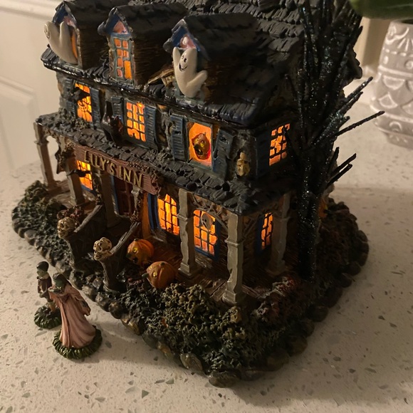 "Lily's Inn" The Munsters Halloween Village Hawthorne Village with COA - Picture 6 of 16